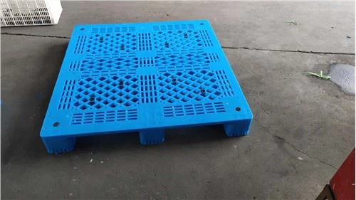 Paletes plásticos empilháveis